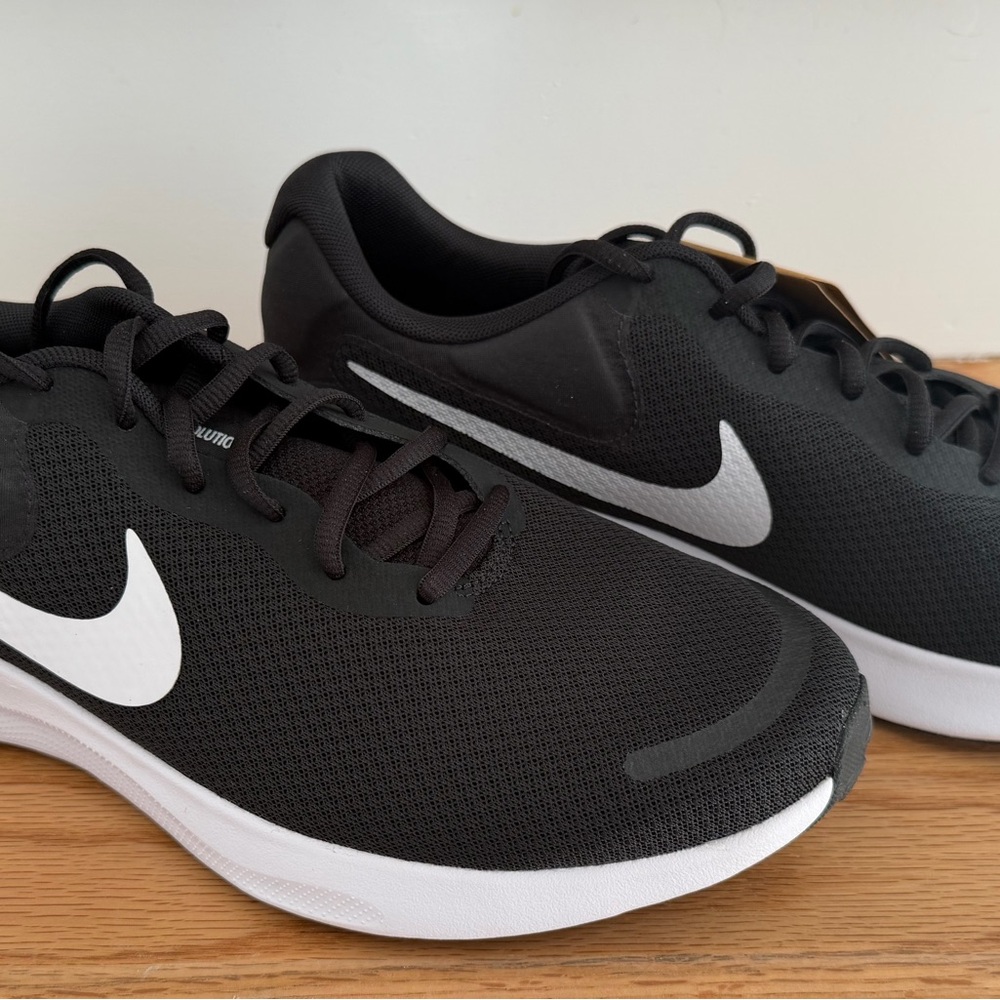 Nike Revolution Men Black and White Athletic Shoes Size 11.5 box No lid #71 - Picture 7 of 12